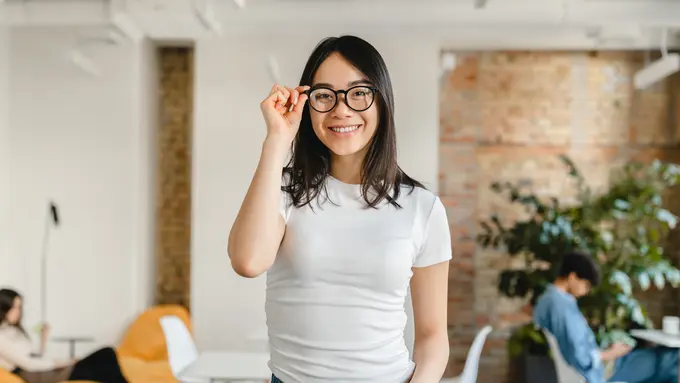 berkacamata cerdas kalem baik