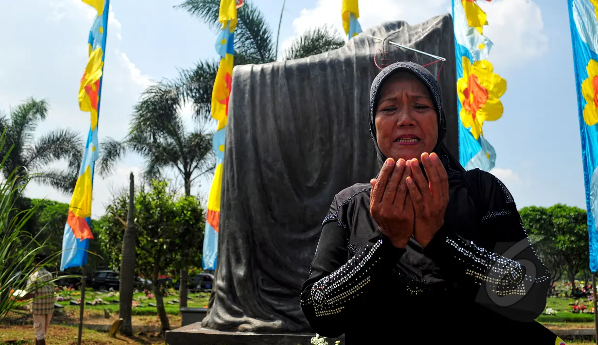 Keluarga korban Tragedi Mei 98 terlihat terisak di dekat Prasasti Tragedi Mei 98 di TPU Pondok Ranggon, Jakarta Timur, Rabu (13/5/2015). Prasasti tersebut menjadi pengingat negara agar tak terulang lagi. (Liputan6.com/Yoppy Renato)
