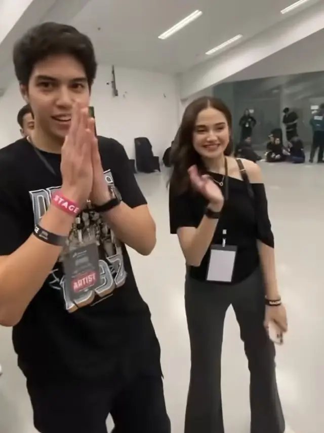 Gaya kasual  Syifa Hadju di Konser Dewa 19 All Star. [@gitasuhardi]