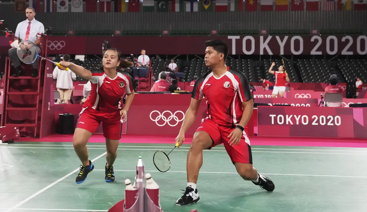 Praveen Jordan/Melati Daeva Oktavianti mengawali set pertama dengan meyakinkan. Unggul 11-8 di interval gim pertama, mereka terus melaju hingga game point 20-13. Apa daya, mereka terkejar dan justru kalah 20-22. (Foto: AP/Markus Schreiber)