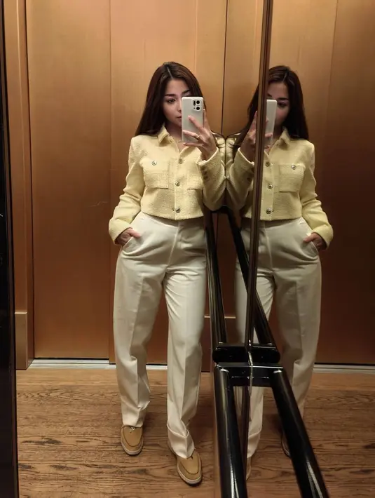 Niki berbagi tampilan formalnya dengan tweed blazer, loose pants, dan sneakers. [Foto: IG/nikitawillyofficial94].