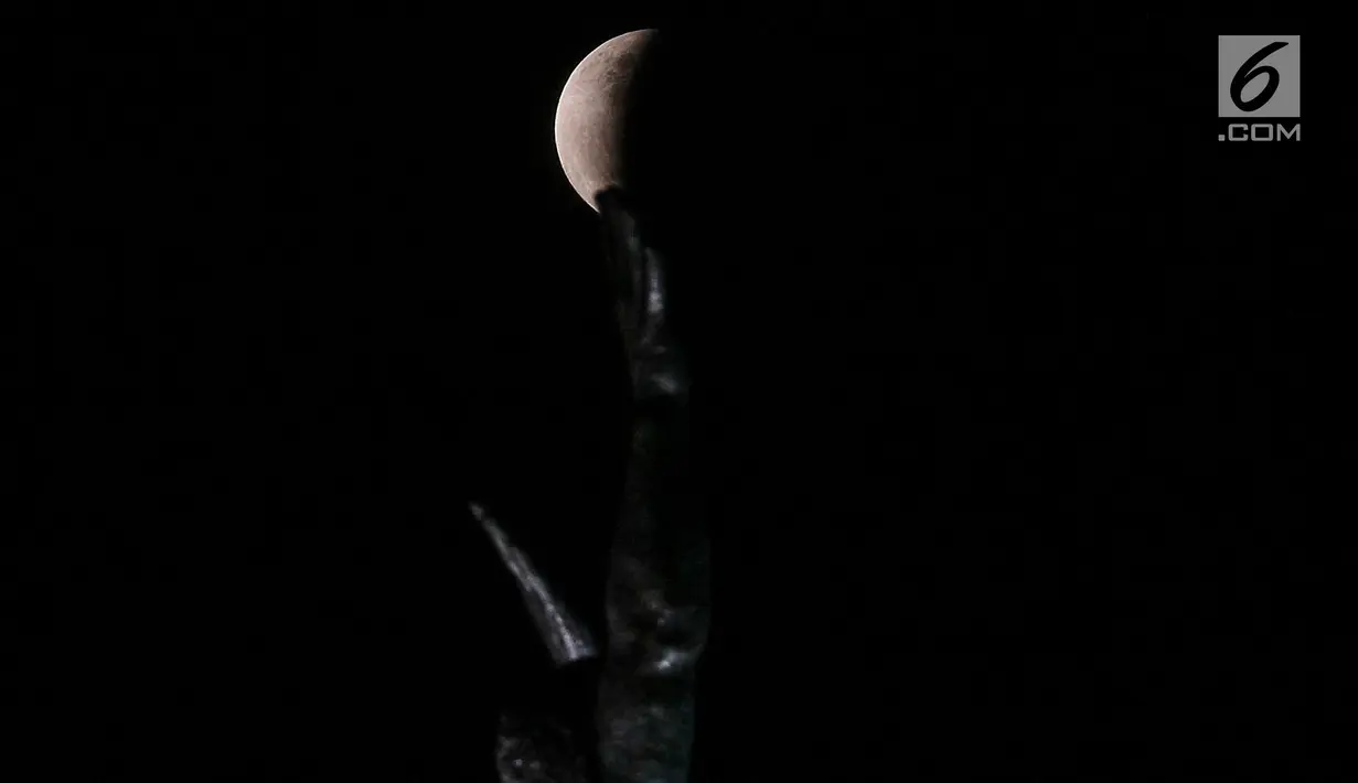 Fenomena gerhana bulan sebagian (parsial) terlihat di langit Jakarta pada Rabu (17/7/2019) dini hari. Gerhana bulan terakhir dalam tahun 2019 ini merupakan fenomena jenis gerhana bulan parsial, karena masih ada yang tampak sebagian. (Liputan6.com/Johan Tallo)