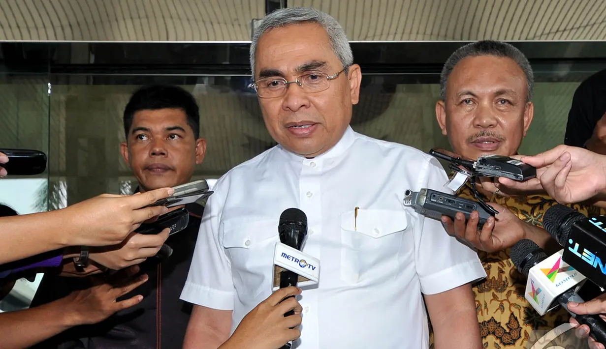 Bupati Kutai Timur Isran Noor saat memberikan keterangan usai menjalani pemeriksaan di Gedung KPK, Jakarta, Senin (22/12/2014). (Liputan6.com/Miftahul Hayat)