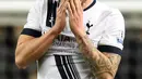 Raut sedih bek Tottenham Toby Alderweireld usai pertandingan liga Inggris melawan West Bromwich Albion di Stadion White Hart Lane, Inggris, (26/4). Tottenham bermain imbang West Bromwich dengan skor 1-1. (Reuters/Dylan Martinez)