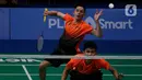 Ganda putra Indonesia, Fajar Alfian/Muhammad Rian Ardianto mengembalikan kok ke arah pasangan Malaysia, Aarron Chia/Soh Wooi Yik pada final bulutangkis beregu putra SEA Games 2019 di Multinlupa Sport Center, Rabu (4/12/2019). Fajar / Rian kalah 17-21 dan 13-21. (Bola.com/M Iqbal Ichsan)
