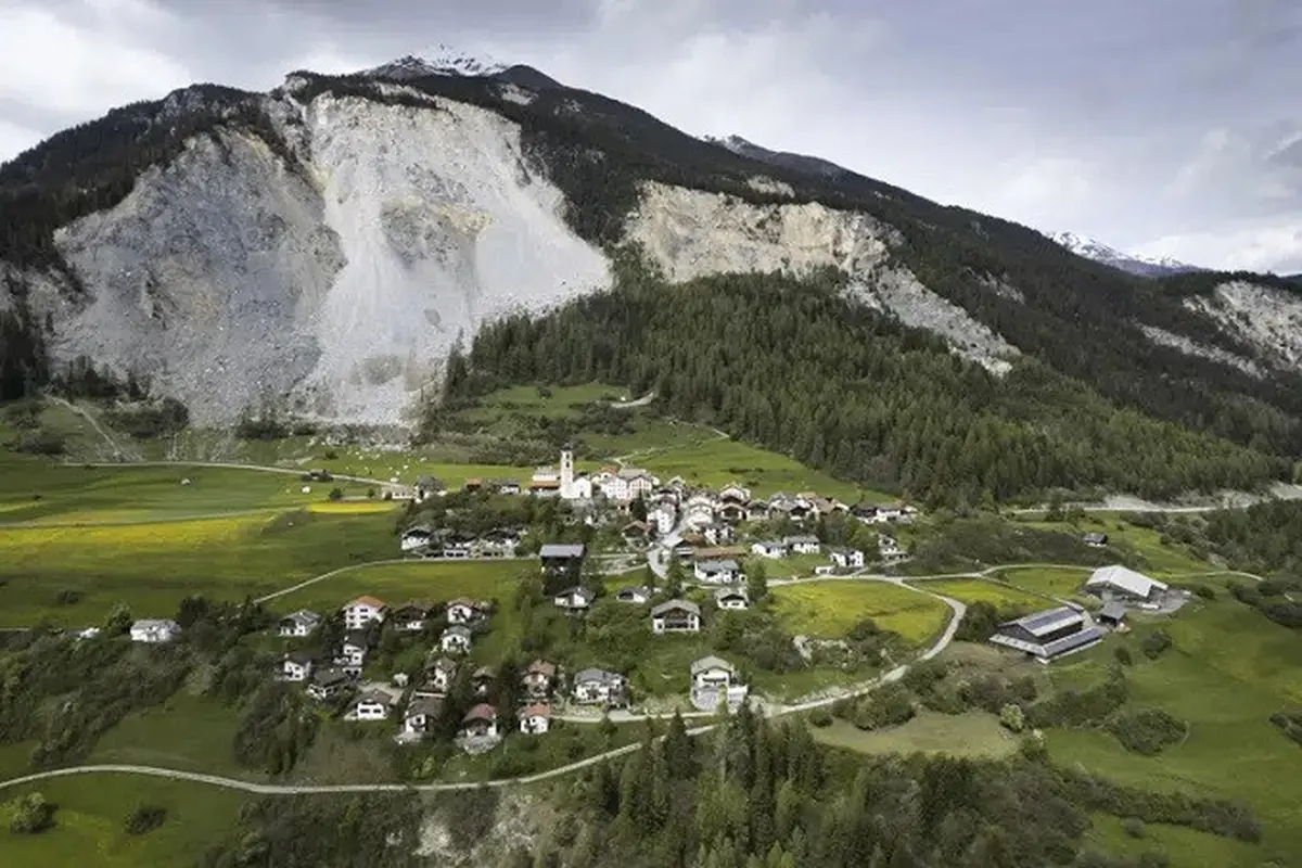 Pemandangan di desa kecil Brienz, Swiss, yang diambil pada Selasa 9 Mei 2023. (Gian Ehrenzeller/Keystone via AP)
