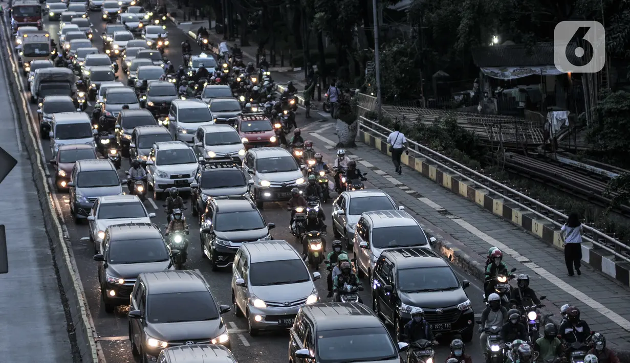 Kepadatan arus lalu-lintas saat pemberlakuan Ganjil Genap di Jalan MT Haryono, Jakarta, Senin (3/8/2020). Pemberlakuan  kembali sistem Ganjil Genap untuk mengurai kepadatan kendaraan pribadi saat PSBB Transisi. (merdeka.com/Iqbal S. Nugroho)