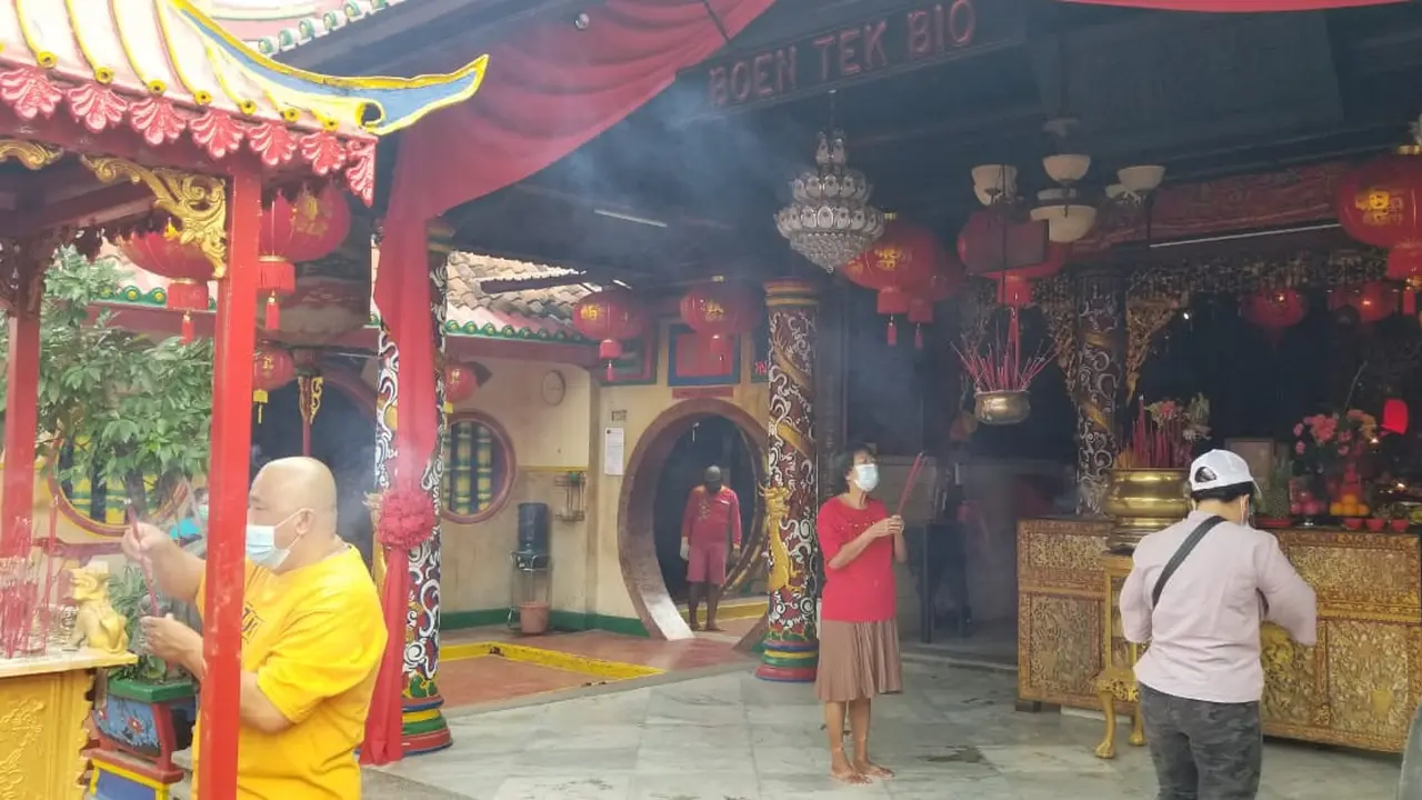 Suasana Imlek di Kelenteng Boen Tek Bio Tangerang, Jumat (12/2/2021). (Liputan6.com/Pramita Tristiawati)