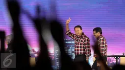 Cagub dan Cawagub DKI Jakarta nomor 2, Ahok - Djarot menyapa undangan dan pendukungnya saat Debat Final Cagub-Cawagub DKI 2017 di Bidakara, Jakarta, Jumat (10/2). (Liputan6.com/Faizal Fanani)