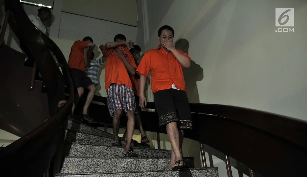 Tersangka dihadirkan saat rilis kasus Fintech Ilegal di Jakarta, Selasa (8/1). Mereka melakukan tindakan mengintimidasi nasabah yang telat membayar utang dengan ancaman, tindak asusila melalui pesan singkat "Whatsapp".  (Merdeka.com/Iqbal S Nugroho)