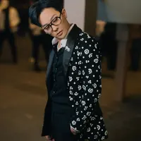 G-Dragong tampil keren dengan jaket wol hitam berhias payet bunga dalam warna hitam dan putih. [chanel]