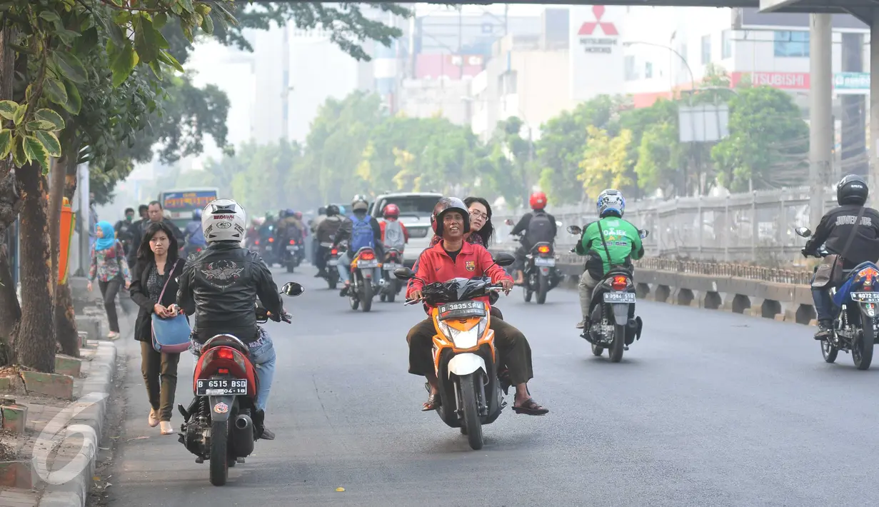 Pengendara motor melawan arus lalu lintas di kawasan Mampang Prapatan, Jakarta, Kamis (29/10). Meskipun  membahayakan pengguna jalan lain, kondisi ini telah lama berlangsung dan belum ada tindakan tegas dari penegak hukum. (Liputan6.com/Gempur M Surya)