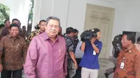 SBY datang pada pukul 13.05 WIB dengan didampingi oleh‎ Sudi Silalahi yang juga sebagai mantan Sekretaris Negara era kepemimpinan SBY.