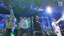 Aksi panggung Kahitna saat konser supergroup di Jakarta, Selasa (21/11). Konser supergroup menghadirkan lima band ternama tanah air, yakni God Bless, Krakatau, Sheila On 7, Gigi, dan Kahitna. (Liputan6.com/Herman Zakharia)