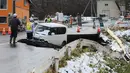 Gempa juga merusak jalan-jalan dan menyebabkan ribuan orang tanpa listrik dalam suhu udara dingin. Tampak dalam foto, sebuah kendaraan terlihat di jalan yang runtuh di kota Tohoku, Prefektur Aomori, Jepang, pada Selasa 9 Desember 2025. (JIJI Press/Japan OUT/AFP)