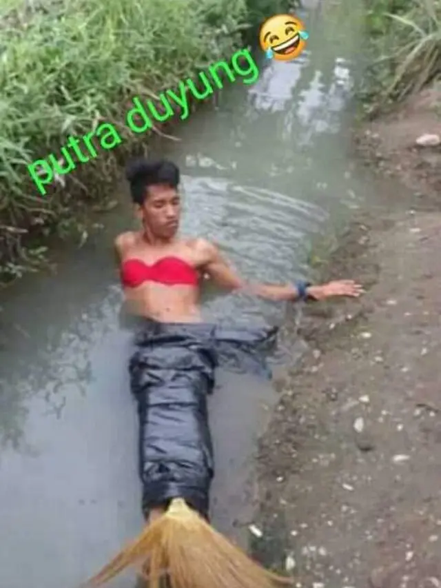 6 Parodi Jadi Putri Duyung Ini Nyeleneh Pol, Bikin Senyum Lebar