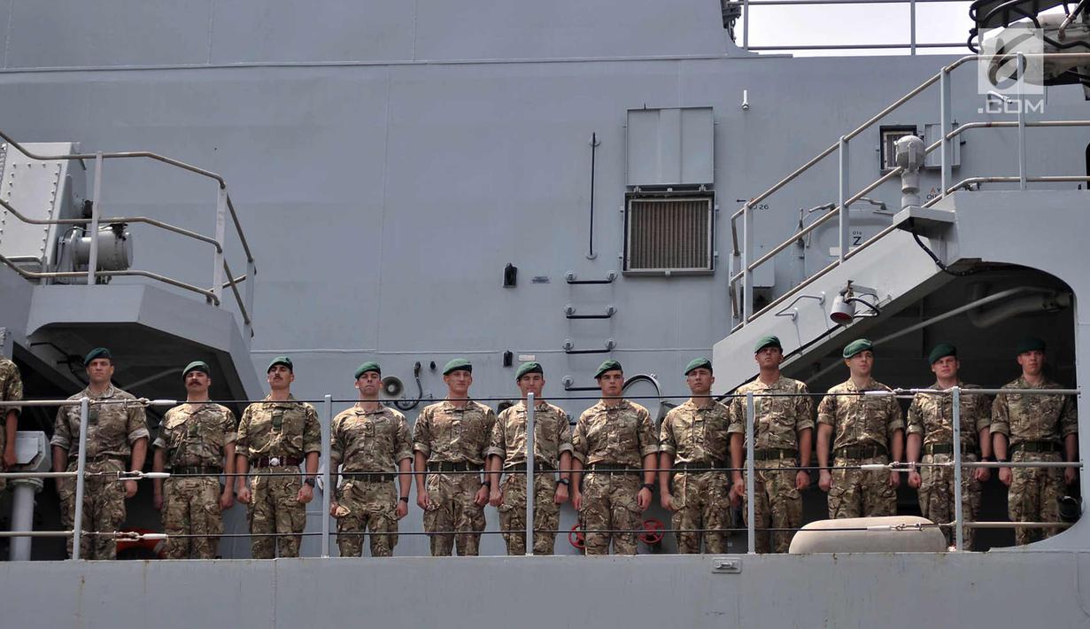 Suasana upacara militer saat menyambut kedatangan kapal perang HMS Albion di Pelabuhan Tanjung Priok, Jakarta, Minggu (22/4). Kapal HMS Albion rencananya turut ikut latihan gabungan dengan Angkatan Laut Indonesia. (Merdeka.com/Iqbal S. Nugroho)