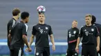 Pemain Bayern Munchen Thomas Mueller (tengah) mengamati bola saat sesi latihan di Stadion Jose Alvalade, Lisbon, Selasa (18/8/2020). Bayern Munchen akan menghadapi Lyon pada pertandingan semifinal Liga Champions. (Miguel A. Lopes/Pool via AP)