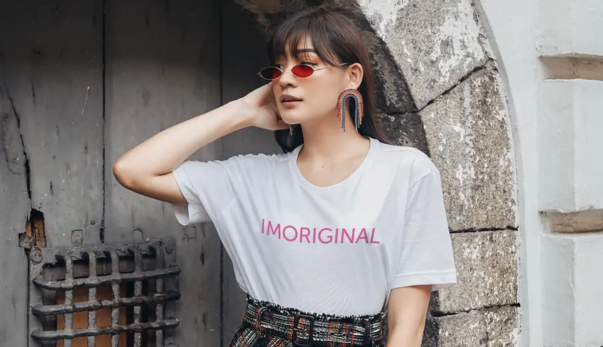 Tampil santai dengan kaus berwarna putih, ibu satu anak tersebut memadukannya dengan rok bermotif kotak-kotak. Bahkan aksesoris anting yang digunakan oleh Patricia Devina pun membuat penampilan santainya tetap terlihat stylish. (Liputan6.com/IG/@pattdevdex)