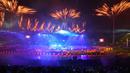 Pertunjukan kembang api pada upacara pembukaan Pesta Olahraga Persemakmuran (Commonwealth Games) di Gold Coast, Australia, Rabu (4/4). Commonwealth Games 2018 merupakan perhelatan ke-21 sejak pertama kali digelar di Hamilton, Kanada. (AP/Manish Swarup)