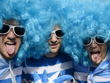 Atribut unik digunakan supporter tim rugby Argentina jelang laga Piala Dunia Rugby melawan Georgia di Kingsholm, Inggris, Jumat (25/9/2015). (Reuters/Dylan Martinez)