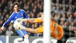 Striker Chelsea Fernando Torres menyaksikan tembakannya diselamatkan kiper FC Copenhagen Johan Wiland dalam leg kedua 16 besar Liga Champions yang berakhir 0-0 di Stamford Bridge, 15 Maret 2011. AFP PHOTO/Carl de Souza