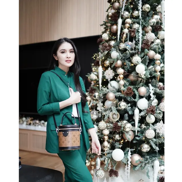 Potret Sandra Dewi dengan Pohon Natal