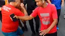 Masyarakat dan simpatisan Ganjar yang ikut olahraga ini meneriaki “Ganjar Presiden!” sepanjang Gubernur Jawa Tengah itu berolahraga. (merdeka.com/Arie Basuki)