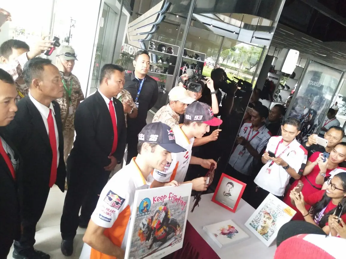 Dua pebalap Repsol Honda, Marc Marquez dan Dani Pedrosa, mendapat berbagai hadiah dari fans di Indonesia, saat berkunjung ke Astra Biz Center, Tangerang, Selasa (17/10/2017). (Bola.com/Andhika Putra)