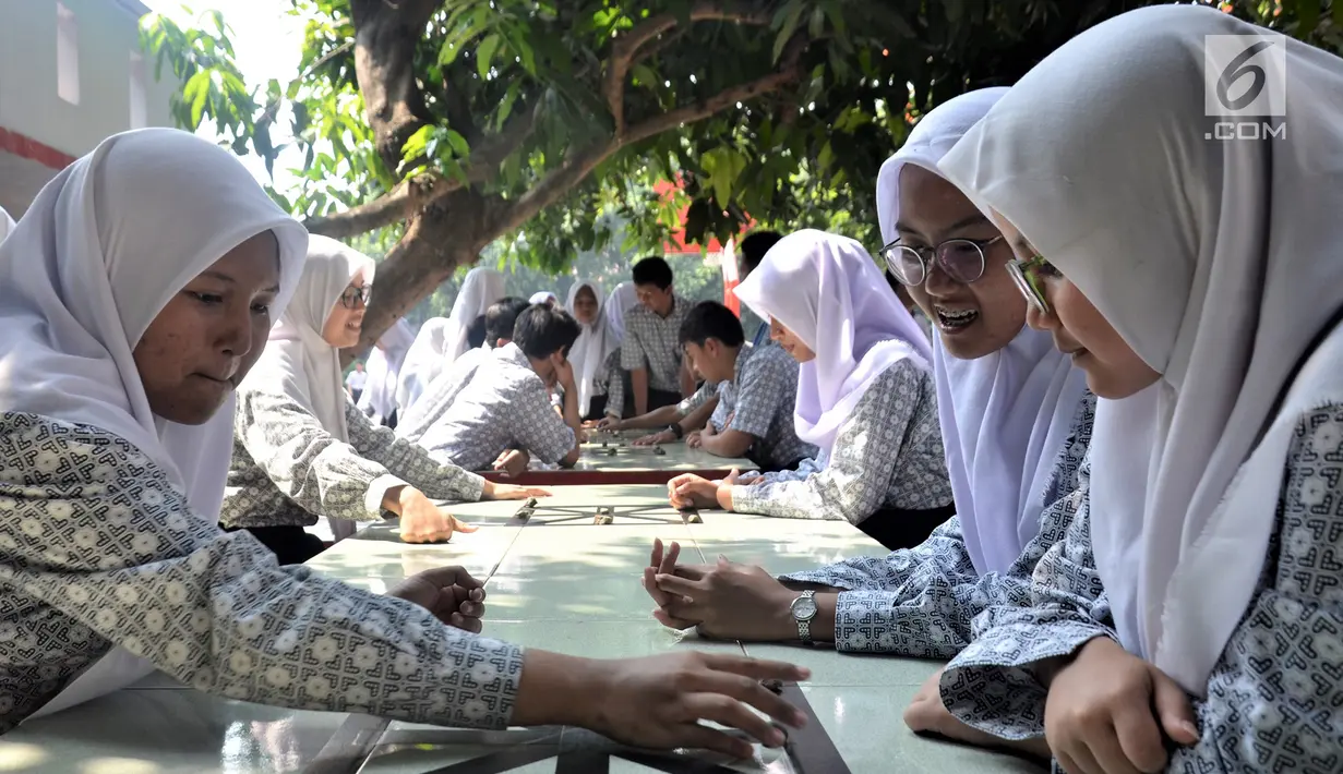 Sejumlah siswi bermain saat peringatan Hari Belajar di Luar Kelas atau Outdoor Classroom Day (OCDay) di SMAN II Serpong, Kota Tangerang Selatan, Kamis (1/11). OCDay dilaksanakan serentak di sekolah-sekolah di dunia dan juga Indonesia. (Liputan6.com/Iwan)