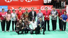 Presiden Jokowi bercengkerama dengan sejumlah atlet saat meresmikan hasil renovasi Istora Senayan, Jakarta, Selasa (23/1). Istora Senayan akan menjadi salah satu arena Asean Games 2018. (Liputan6.com/Angga Yuniar)