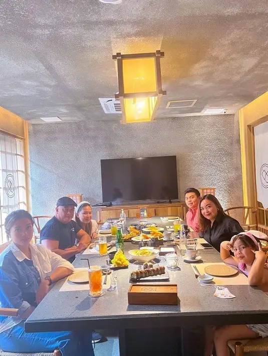 <p>Tak hanya beauty influencer, Angelica juga merilis sebuah buku. Pada 2020, ia merilis buku berjudul Terific Two. [Foto: Instagram.com/AngelicaManopo]</p>