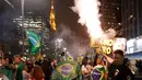 Demonstran merayakan keputusan Hakim Sergio Moro menjatuhkan hukuman ke mantan Presiden Brasil Luiz Inacio Lula da Silva, di Sao Paulo, Brasil, (12/7). Silva divonis bersalah atas tuduhan korupsi. (AP Photo/Andre Penner)