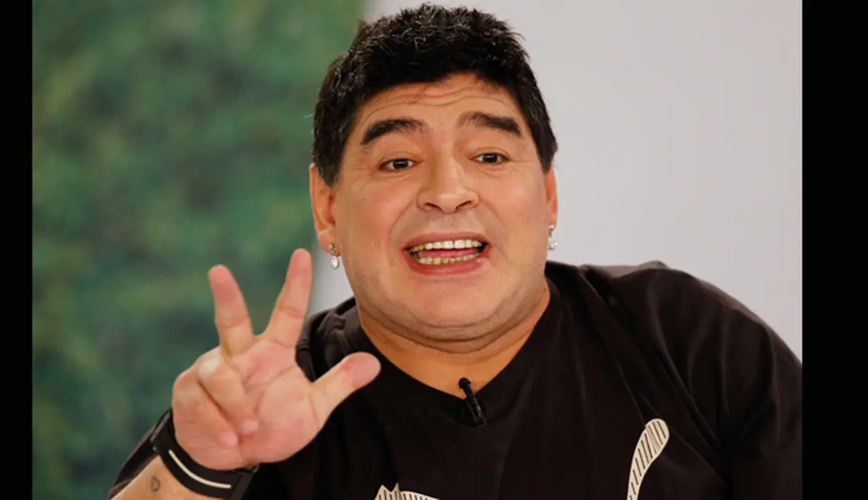 Wajah Diego Armando Maradona yang penuh kontroversi itu terlihat punya wajah yang lebih kencang dalam sebuah acara televisi The Zurda di Caracas, Venezuela. Foto diambil pada 1 Maret 2015. (REUTERS/Jorge Silva)