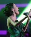 Kontestan asal Timor Leste Maria Vitoria harus tersenggol di babak empat besar D'Academy Asia 2. Maria yang berhasil lolos dari wild card itu masuk empat besar dan kembali tersenggol. (Deki Prayoga/Bintang.com)