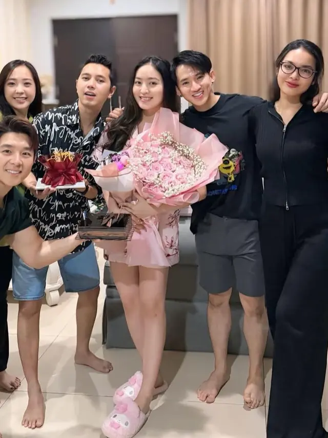 Natasha Wilona saat Mendapatkan Kejutan Ulang Tahun ke-27 masih mengenakan piyama. [@natashawilona12]