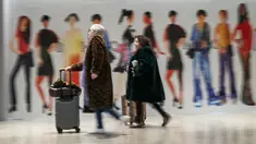 Wisatawan buru-buru menaiki kereta di Penn Station di New York, Kamis, 21 Desember 2023. (AP Photo/Eduardo Munoz Alvarez)