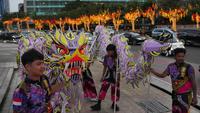 Penyelenggaraan Festival Imlek bukan sekadar perayaan budaya, tetapi juga menjadi simbol keberagaman dan toleransi di Jakarta. Tampak dalam foto, para penari naga bersiap untuk tampil selama perayaan Tahun Baru Imlek 2577 Kongzili di kawasan Bundaran Hotel Indonesia (HI), Jakarta, Jumat 13 Februari 2026. (AP Photo/Dita Alangkara)