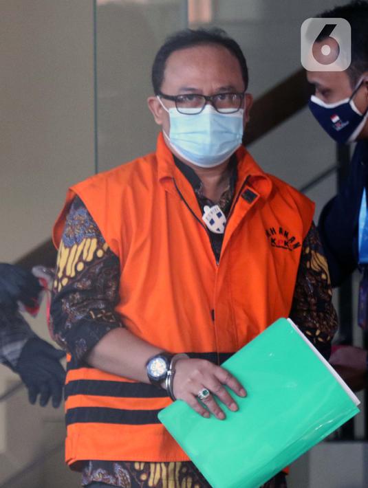Tersangka dalam kasus dugaan korupsi pelaksanaan pekerjaan subkontraktor fiktif pada proyek-proyek yang dikerjakan PT Waskita Karya (Persero), Jarot Subana berjalan keluar dari gedung KPK usai menjalani pemeriksaan lanjutan, Jakarta, Rabu (30/9/2020). (Liputan6.comHelmi Fithriansyah)