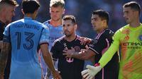 Lionel Messi #10 dari Inter Miami CF berdebat dengan Thiago Martins #13 dari New York City FC pada babak kedua di Stadion Yankee pada&nbsp;Minggu (22/9/2024)&nbsp;di New York City. (Vincent Carchietta /Getty Images via AFP)