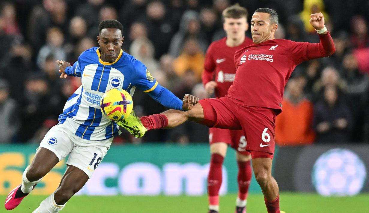 Gelandang Liverpool, Thiago Alcantara (kanan) berebut boa dengan striker Brighton and Hove Albion, Danny Welbeck pada laga Liga Inggris 2022/2023 di Amex Community Stadium, Brighton (14/1/2023). Thiago Alcantara didatangkan Liverpool pada awal musim 2020/2021 dari Bayern Munchen dengan nilai transfer sebesar 22 juta euro atau kini setara Rp358 miliar dan masih bertahan hingga kini. (AFP/Glyn Kirk)