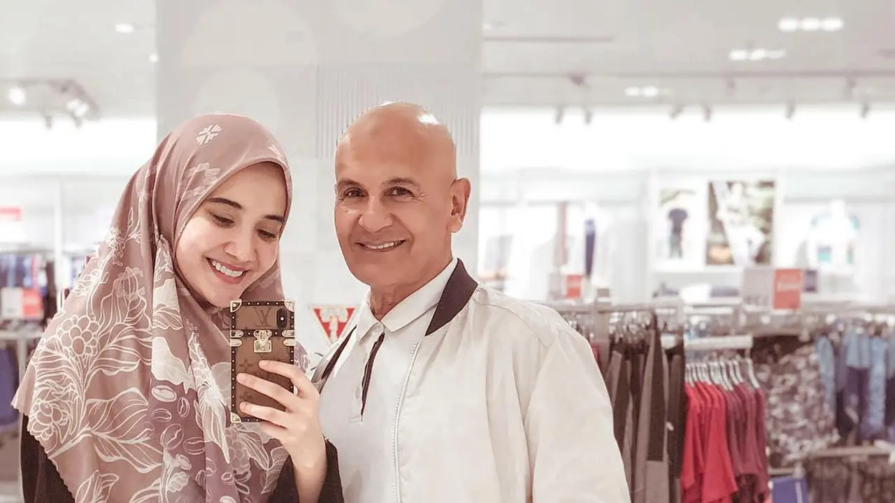 Beri Dukungan, Ini 6 Potret Kebersamaan Zaskia Sungkar dan Mark Sungkar
