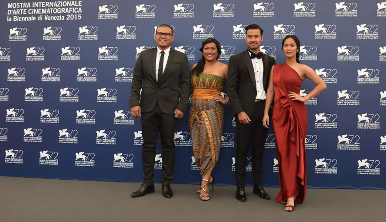 (Ki-ka) Sutradara Joko Anwar, Maera Panigoro, Chicco Jerikho dan Tara Basro saat menghadiri film "A Copy of my Mind" pada Festival Film Venesia ke-72 di Italia, Jumat (11/9/2015). Mereka hadir memperkenalkan filmnya di ajang ini. (AFP PHOTO/TIZIANA FABI)
