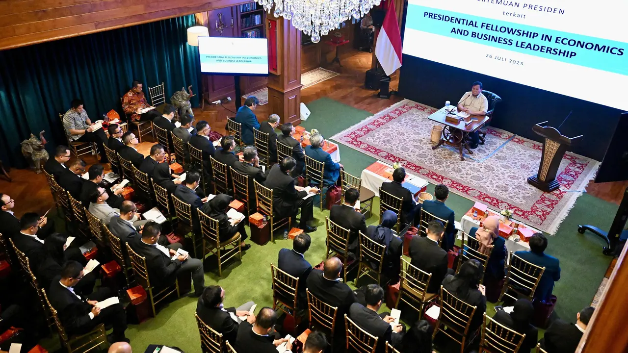 Presiden Prabowo Subianto, mengumpulkan 82 profesional muda Indonesia di kediaman pribadinya di Hambalang, Kabupaten Bogor, Jawa Barat, Sabtu (26/7/2025) (Biro Pers Sekretariat Presiden)