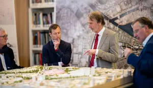 Sir Jim Ratcliffe, melihat maket, desain calon stadion baru Manchester United. (Bola.com/X ManUtd)