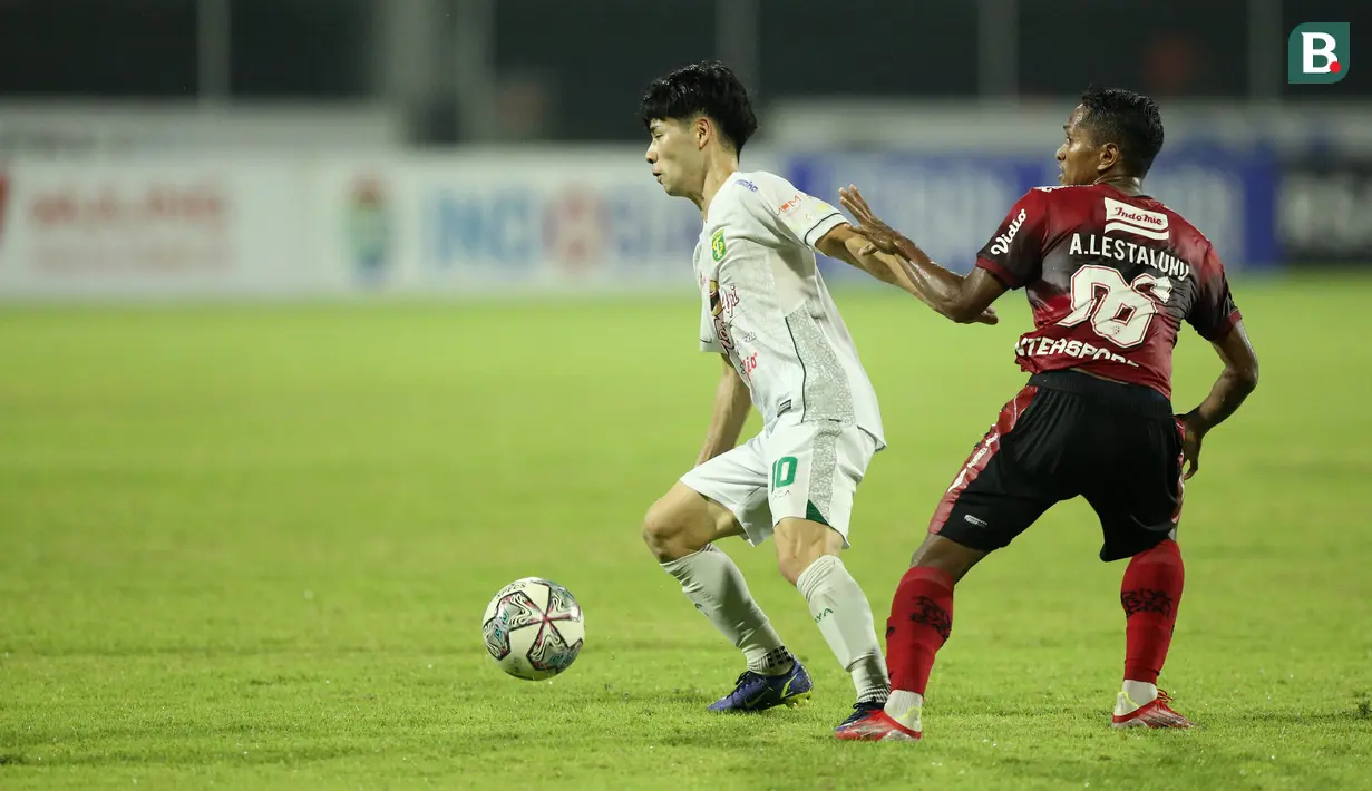 Taisei Marukawa juga memiliki rekor yang unik dengan pernah dua kali meraih gelar Player of the Month pada Oktober 2021 dan Desember 2021. Dia satu-satunya pemain yang pernah dua kali meraih titel tersebut. (Bola.com/M Iqbal Ichsan)