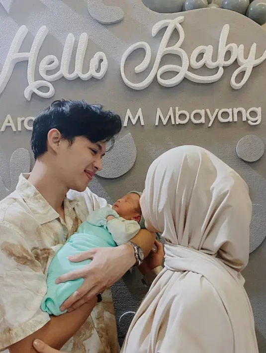 "Alhamdulillah anak kedua ini caesar lagi karena memang jarak sama anak yang pertama itu nggak terlalu jauh jadi luka caesarnya pun juga kanan kirinya masih tipis. Karena memang mau nggak mau yaudah harus caesar," kata Dinda Hauw ditemui di RS, Sabtu (4/3/2023) dilansir dari Kapanlagi. [Instagram/rey_mbayang]