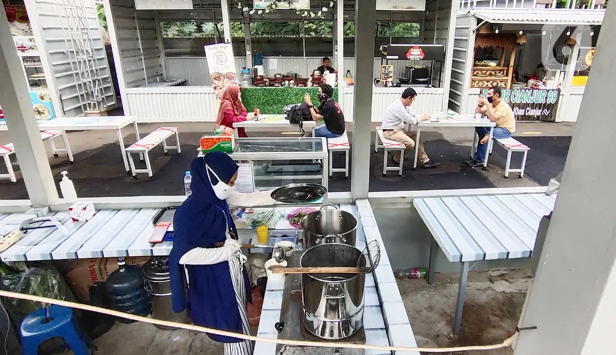 Suasana saat hari pertama pembukaan kembali pusat kuliner Thamrin 10, Jakarta, Selasa (16/6/2020). Pemprov DKI Jakarta pada minggu ketiga penerapan PSBB transisi membuka kembali operasional 80 pusat perbelanjaan dengan menerapkan standar protokol kesehatan. (Liputan6.com/Angga Yuniar)