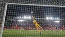 Kiper Liverpool, Caoimhin Kelleher, menepis bola saat melawan Ajax Amsterdam di Stadion Anfield, Rabu (2/12/2020). Kiper ketiga The Reds itu tampil memukau dan membawa Liverpool menang atas Ajax. (Phil Noble/Pool via AP)