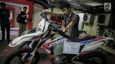 Petugas KPK mengecek kondisi sepeda motor trail bermerek KTM hasil sitaan tindak pidana korupsi di Gedung KPK lama, Jakarta, Senin (20/11). Mobil jeep lexus, Rubicon, Mercy dan Motor KTM akan dilelang KPK 24 November 2017. (Liputan6.com/Faizal Fanani)